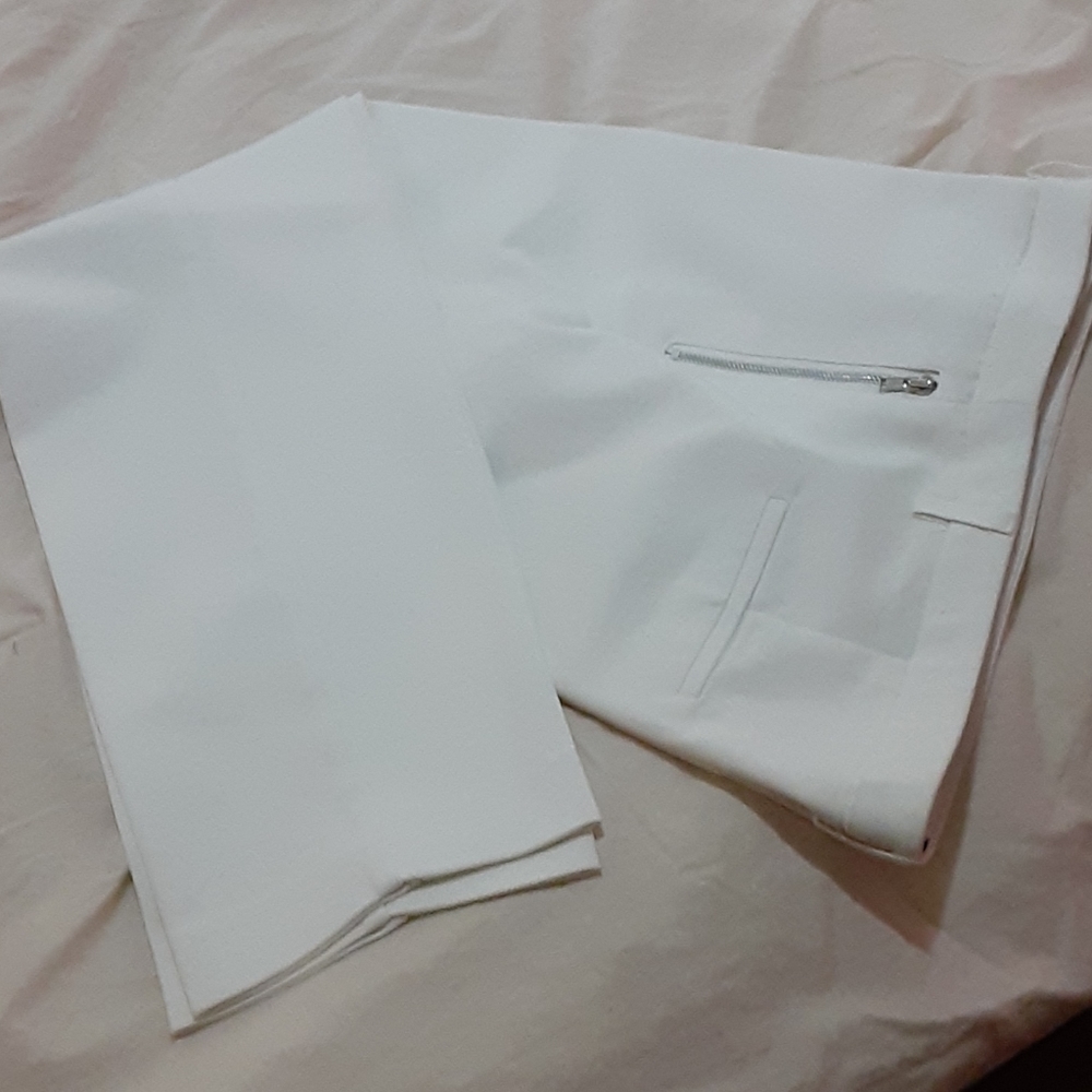 Beautiful white  Larry Levine pants